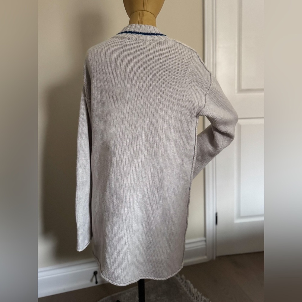 ARITZIA WILFRED 100% Merino Wool Light Grey V-Neck Sweater with Navy Trim (XS) - Picture 3 of 7